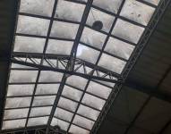 Imagen del techo del coliseo desde donde cayó la niña.