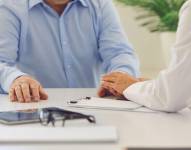 Imagen referencial: Doctor brindando calma a su paciente.