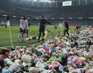 Terremoto Turquía: Lluvia de peluches en estadio de fútbol por los damnificados de sismo
