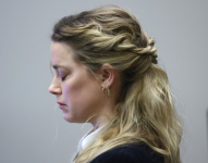 Amber Heard al escuchar la decisión final del juicio que enfrentaba por difamación.