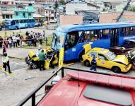 Un bus de transporte urbano, cinco vehículos livianos y una motocicleta estuvieron involucrados en este siniestro.