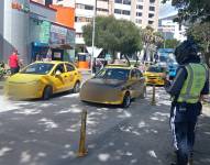 Operativo para controlar vehículos mal estacionados en Quito.