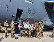 El personal médico del Comando de Movilidad Aérea de EE.UU. ayudó a dar a luz al bebé en la bodega de carga del avión, en la Base Aérea de Ramstein, Alemania.