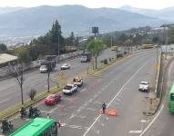 Agentes de tránsito gestionan la circulación vehicular.