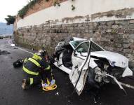 Personal del Cuerpo de Bomberos rescataron a las víctimas del automóvil.