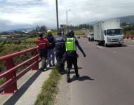 Personal de Bomberos, AMT y el Cuerpo de Agentes Metropolitanos asiste al hombre que acudió al puente.