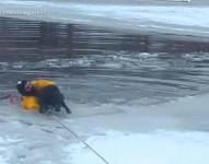 Heroico bombero salva a perro atrapado en un estanque congelado en Utah