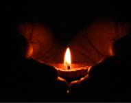 Imagen referencial de manos sosteniéndo una vela durante un apagón.