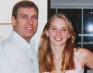 Virginia Giuffre, entonces llamada Roberts, fotografiada con el príncipe Andrés en Londres en 2001.