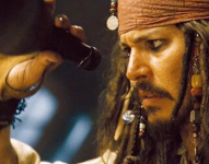 Johnny Depp interpretando a uno de los icónicos personajes que catapultaron su carrera, Jack Sparrow.