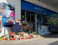 Los ciudadanos han colocado flores en la estación de gasolina donde ocurrió el asesinato.