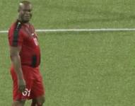 Los medios de Surinam, muestra este miércoles del tardío debut de su vicepresidente, que con una ostensible barriga impropia de un deportista se mostraba contemplativo mirando a sus compañeros.