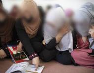 Las jóvenes afganas solo pueden estudiar en aulas clandestinas.