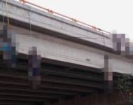 Nueve de los cuerpos estaban suspendidos en el puente mientras que el décimo ya había caído sobre la carretera.