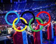 Equipo profesional en una final de videojuegos al interior de un estadio