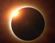 Imagen refefrencial de un eclipse solar.