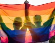 Imagen referencial: Pareja con bander de orgullo LGBT.