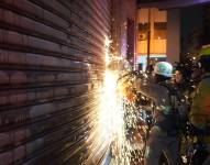 Bomberos evacuaron a varias personas atrapadas en un incendio en el centro de Guayaquil