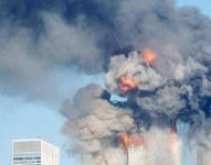 Por motivos editoriales y por la sensibilidad de la imagen, BBC no muestra la fotografía del hombre que salta al vacío.