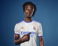 El centrocampista galo estampó su firma en los papeles pertinentes y posó, primero, junto a Florentino con una imagen del nuevo Santiago Bernabéu.