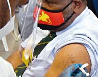 El primer ministro de Papúa Nueva Guinea, James Marape, recibe la vacuna de covid-19 en una campaña para frenar la rampante propagación de coronavirus en ese país del Pacífico.