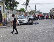 Guayaquil.- Cerca de las 08:30 el cadáver fue levantado y traladado hasta el Laboratorio de Criminalística