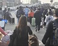 Las redes sociales chinas han estado publicando imágenes de trabajadores caminando a su casa desde la fábrica.