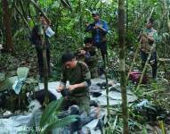 Soldados colombianos atienden a los cuatro niños poco después de que fueran encontrados