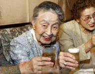 Hideko Arima celebrando su cumpleaños número 101 en su pequeño bar en Tokio.