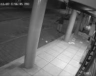 Momento en el que un desconocido dispara contra la Fiscalía de Montecristi.