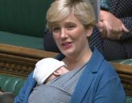 Stella Creasy en la Cámara de los Comunes con su hijo en septiembre pasado.