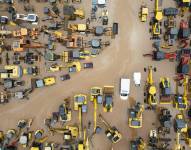 Fotografía aérea que muestra una zona con vehículos inundada este domingo, tras la crecida del lago Guaíba en la ciudad de Porto Alegre (Brasil).