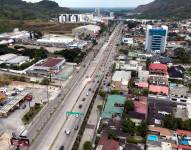 El 11 de julio, el Ministerio del Ambiente instruyó a la Prefectura —que ostenta la competencia ambiental en Guayaquil— suspender la construcción de los pasos elevados.