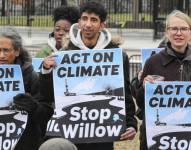 Activistas protestan contra el Proyecto Willow y alertan contra el impacto climático.