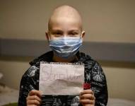 Paren la guerra reza el pensaje de esta niña en el sótano del principal hospital pediátrico de Kiev.