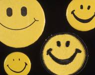 Distintas chapas de la carita feliz que circulaban en los años 70. La de abajo a la izquierda es muy similar al original de Harvey Ball.