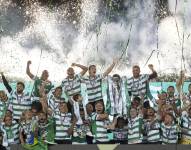 El capitán del Sporting de Lisboa Sebastian Coates levanta el trofeo de campeón de la liga portuguesa.