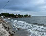 La corriente lleva hasta la orilla troncos y escombros. En una parte, los pobladores han colocado sacos de rocas y arena para intentar contener el avance de la erosión.