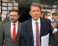 Entrega de 130 cajas en el Consejo Nacional Electoral, a cargo del ministro de Gobierno, Francisco Jiménez y el secretario jurídico de la Presidencia, Fabián Pozo.