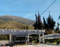 Fotografía de la fachada de la Escuela Superior de la Policía.