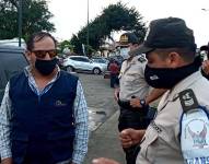 Foto de Simón García, mientras era juez de Paján, Manabí, cuando fue detenido por conducir bajo estado de ebriedad.