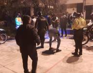 Libadores en la vía pública, así como fiestas y prostíbulos clandestinos incrementan el riesgo de contagio. Intendencia Pichincha.