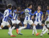Moisés Caicedo (2-i) festeja junto a Jeremy Sarmiento (i), Karou Mitoma (c), March y Pervis Estupiñán (d) el gol de la victoria sobre el Bournemouth.