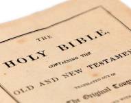 Las escuelas en Estados Unidos que prohibieron la Biblia por vulgar y violenta