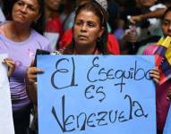 Grupos de manifestantes se congregaron el 20 de octubre frente a la sede del CNE en Caracas para expresar su apoyo al referendo.