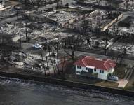 La casa de techo rojo quedó a salvo de los incendios en Lahaina, mientras que el resto del vecindario quedó reducido a escombros.