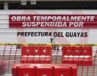 Imagen del cartel que informaba la suspensión de la obra del paso elevado de Los Ceibos, norte de Guayaquil.