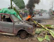 El bloqueo se lleva a cabo por parte de trabajadores, colaboradores y productores del sector bananero quienes cerraron la vía Guayaquil-Machala.