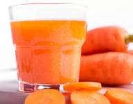 El jugo de zanahoria contiene una pequeña cantidad de potasio radiactivo.