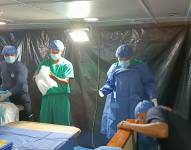 Personal médico asistiendo en el procedimiento quirúrgico.